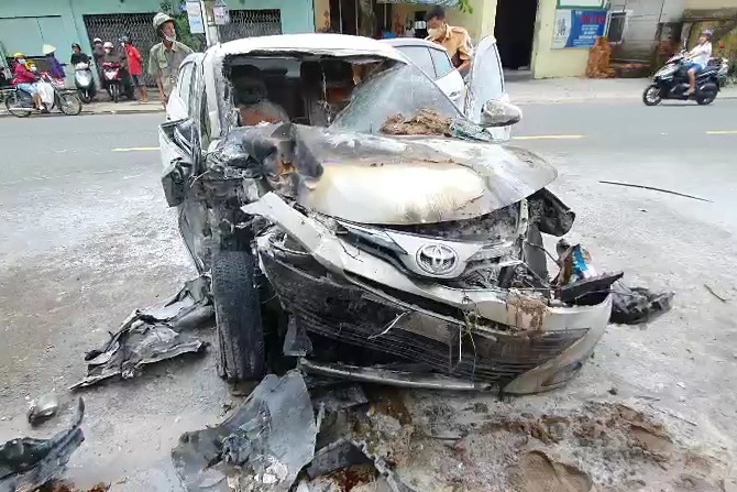 Oto boc chay sau tai nan lien hoan hinh anh