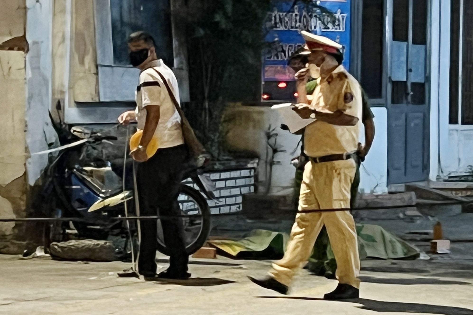 Nguoi dan ong tu vong truoc cong ga Song Than hinh anh