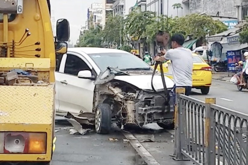 Oto nat dau khi huc vang dai phan cach o TP.HCM hinh anh