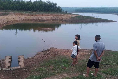 Hai nu sinh o Long An chet duoi khi di bat ca hinh anh