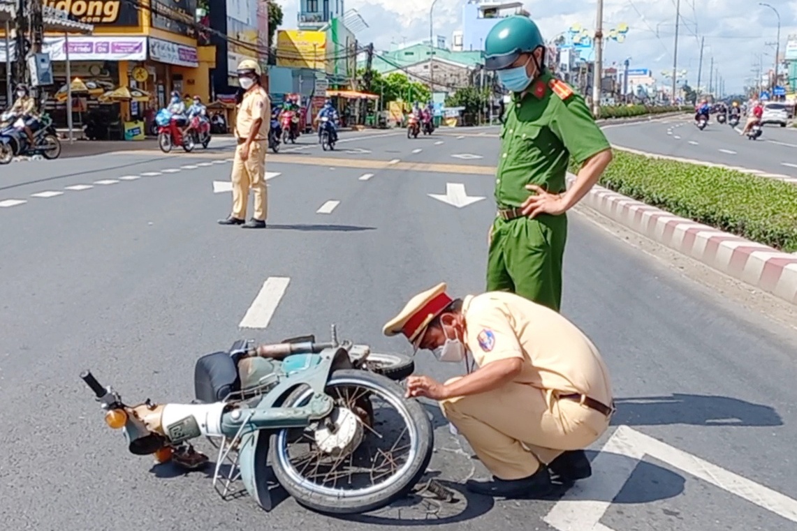 CSGT lai moto 6 km duoi theo xe ben gay tai nan hinh anh