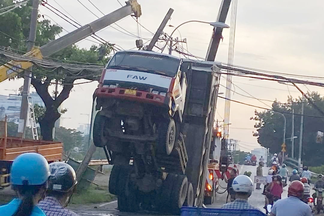 Xe ben keo do nhieu tru dien o TP.HCM hinh anh