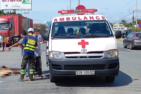 Nam sinh o TP.HCM bi xe can tu vong tren duong di hoc hinh anh