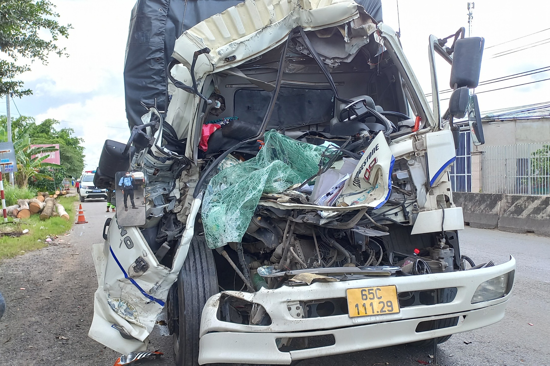 Xe tai dang dung kiem tra su co bi tong bien dang hinh anh