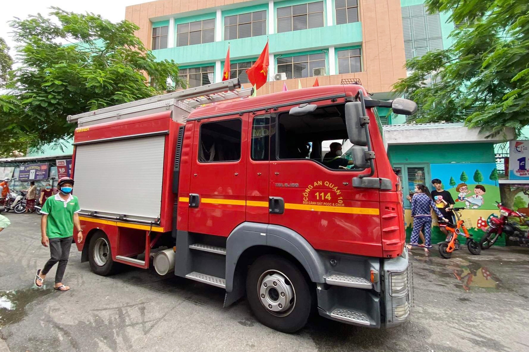 Chay nha trong cho hoa Ho Thi Ky hinh anh