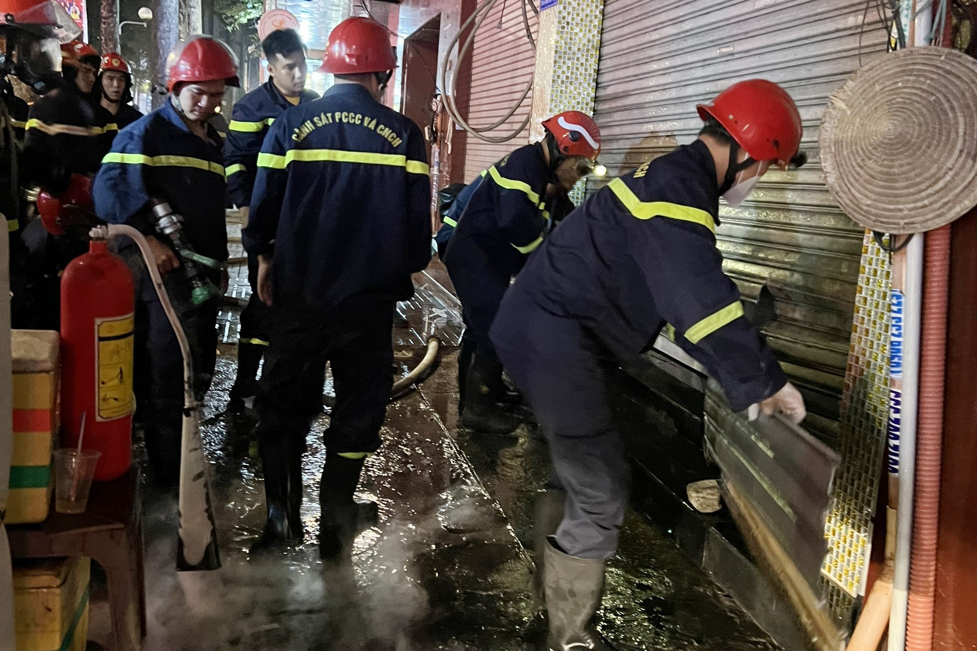 Canh sat cuu 7 nguoi thoat khoi dam chay tham my vien o TP.HCM hinh anh