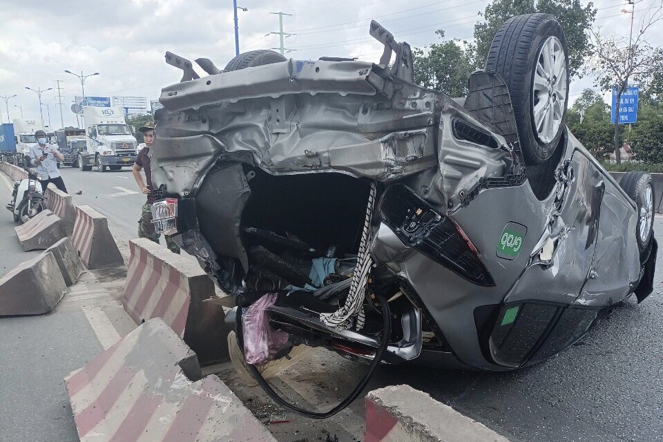 Va cham xe container, oto 5 cho lat ngua tren Xa lo Ha Noi hinh anh