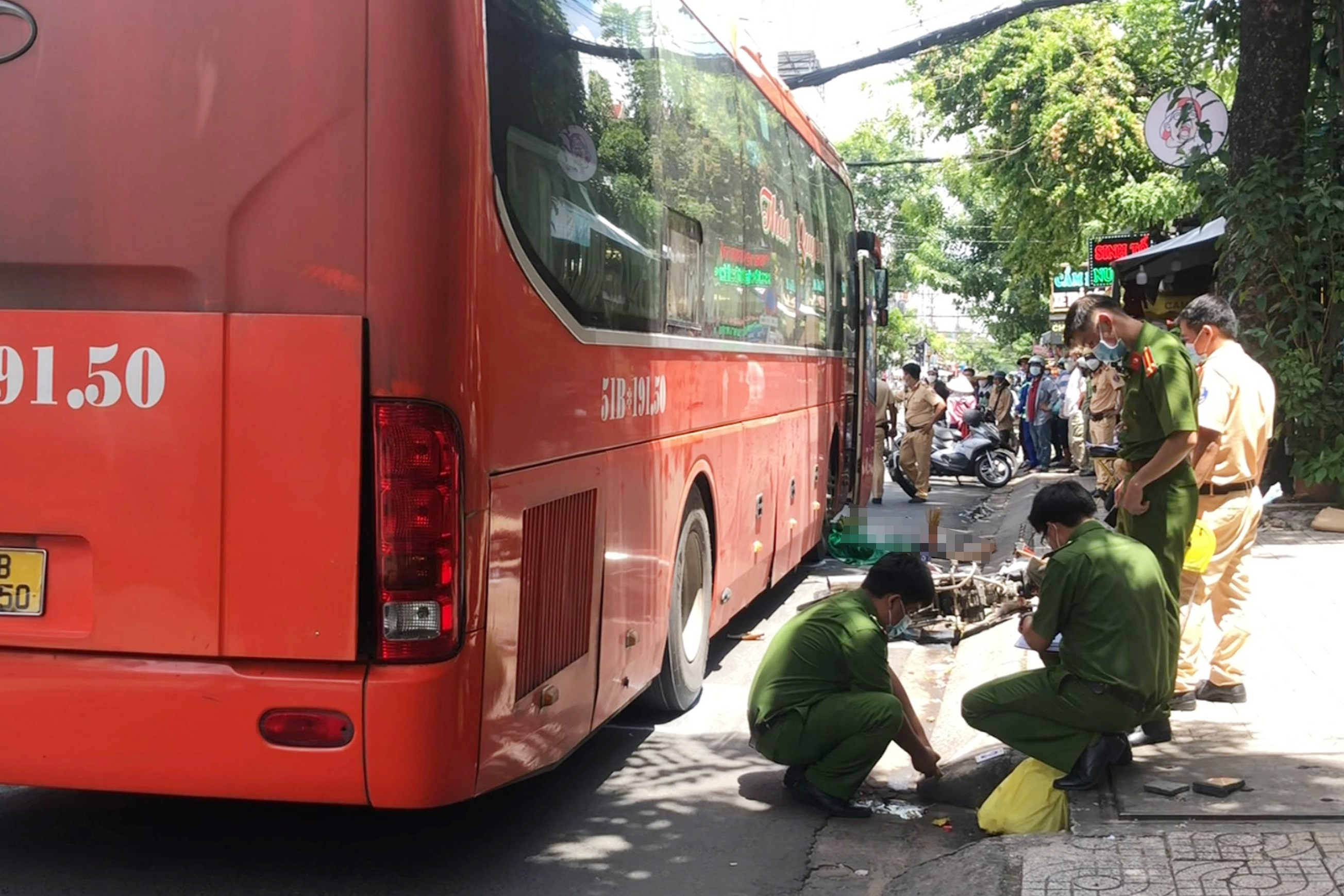 Nguoi dan ong bi xe khach can tu vong o TP.HCM hinh anh