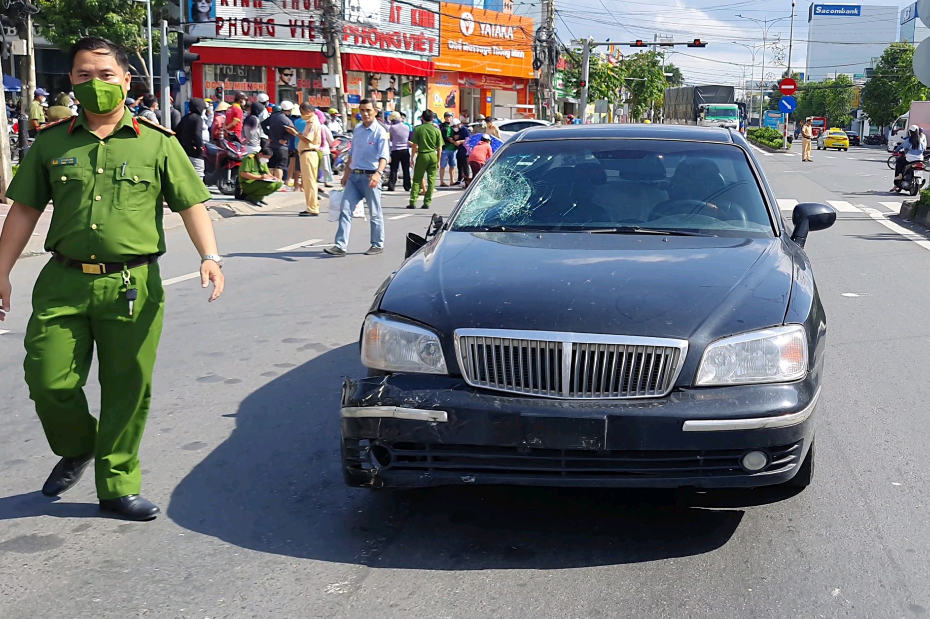 Oto vuot den do can nguoi phu nu tu vong hinh anh
