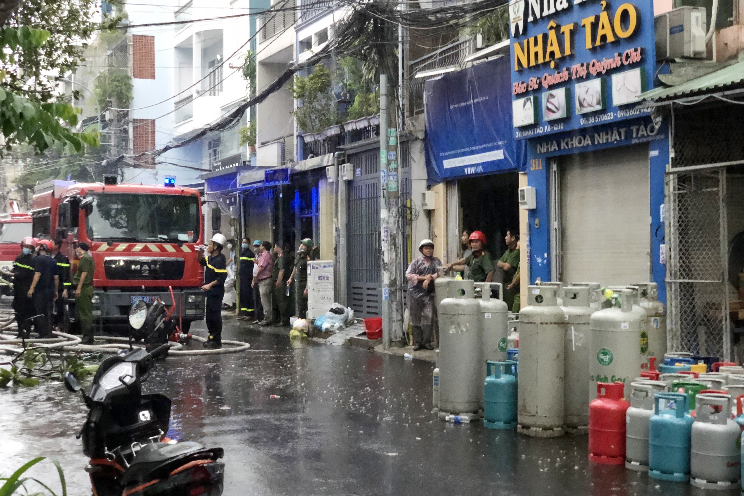 Chay toa nha 3 tang o TP.HCM hinh anh