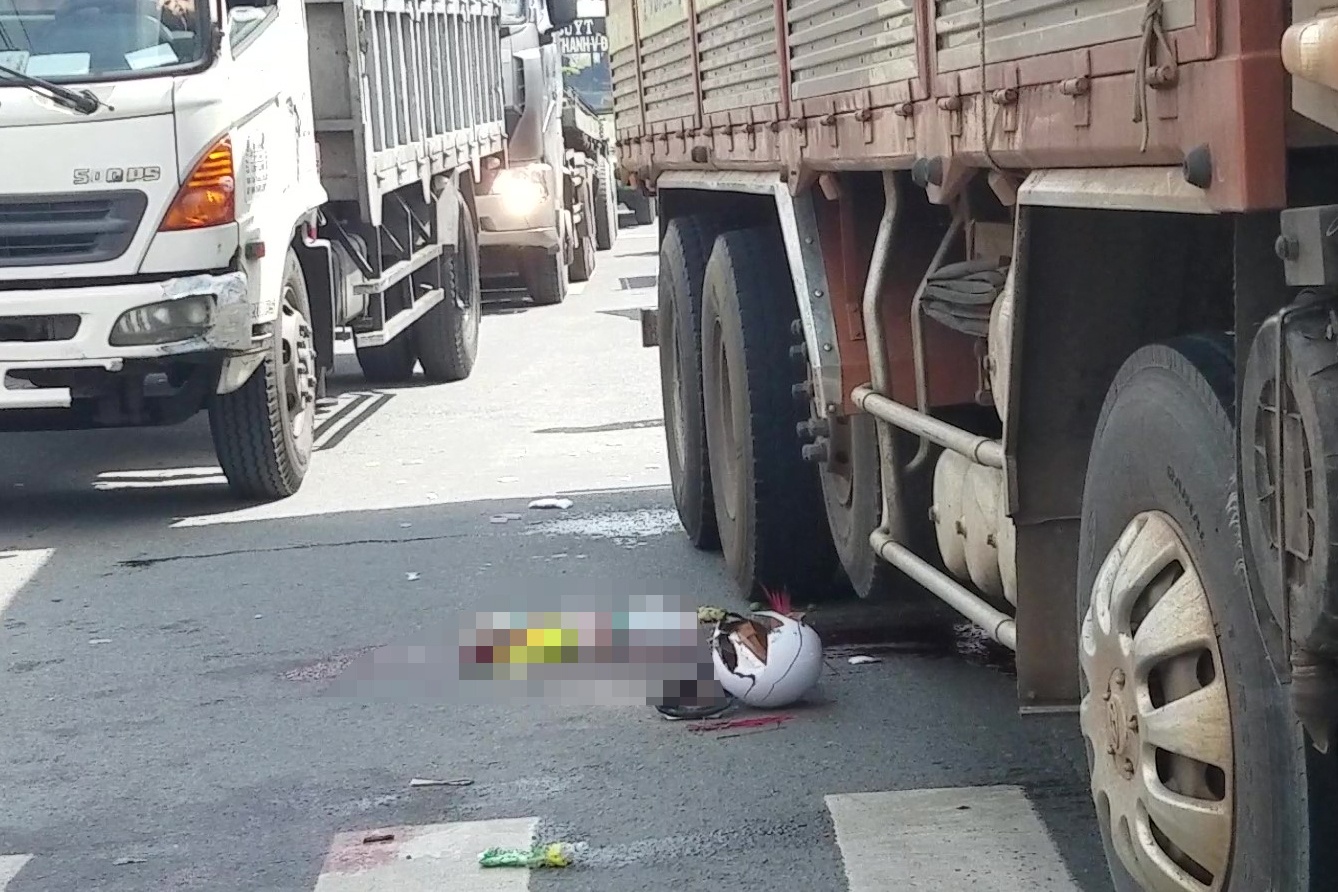 Nguoi phu nu bi xe tai can tu vong tren quoc lo 1 hinh anh