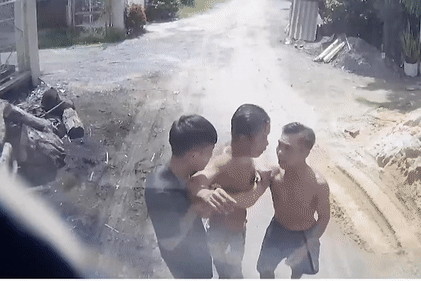 Tai xe bi danh chan thuong vung dau vi lai xe can len dong cat hinh anh