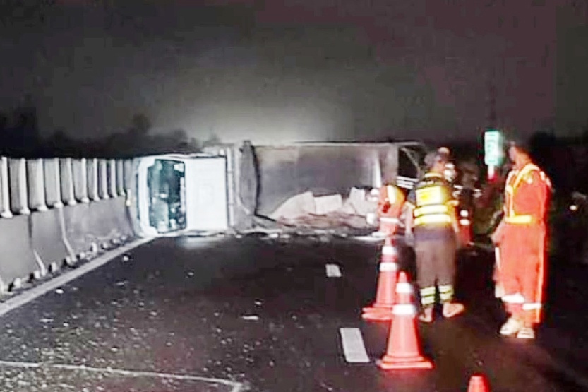 Xe cho chuoi lat chan ngang cao toc Trung Luong - My Thuan hinh anh