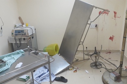 6 thanh nien xong vao khoa cap cuu truy sat benh nhan hinh anh