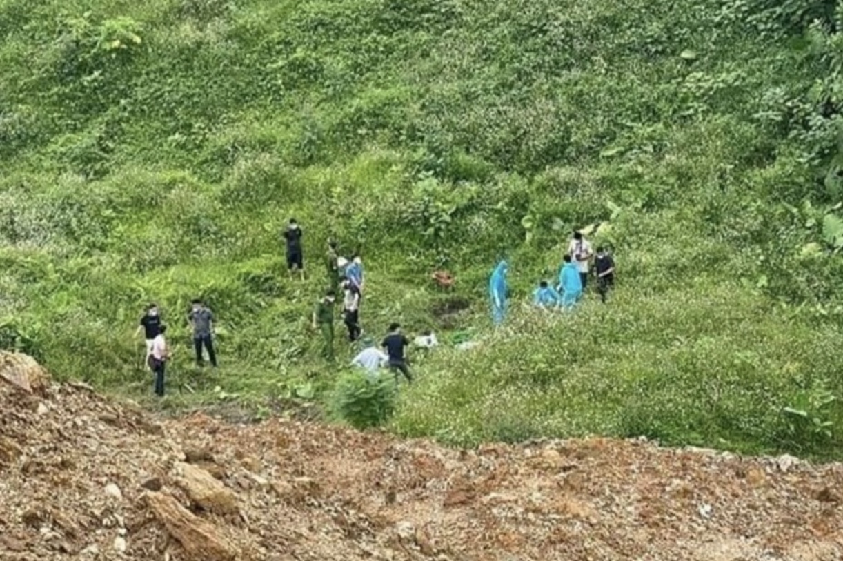 Phat hien thi the nam gioi dang phan huy ven duong hinh anh