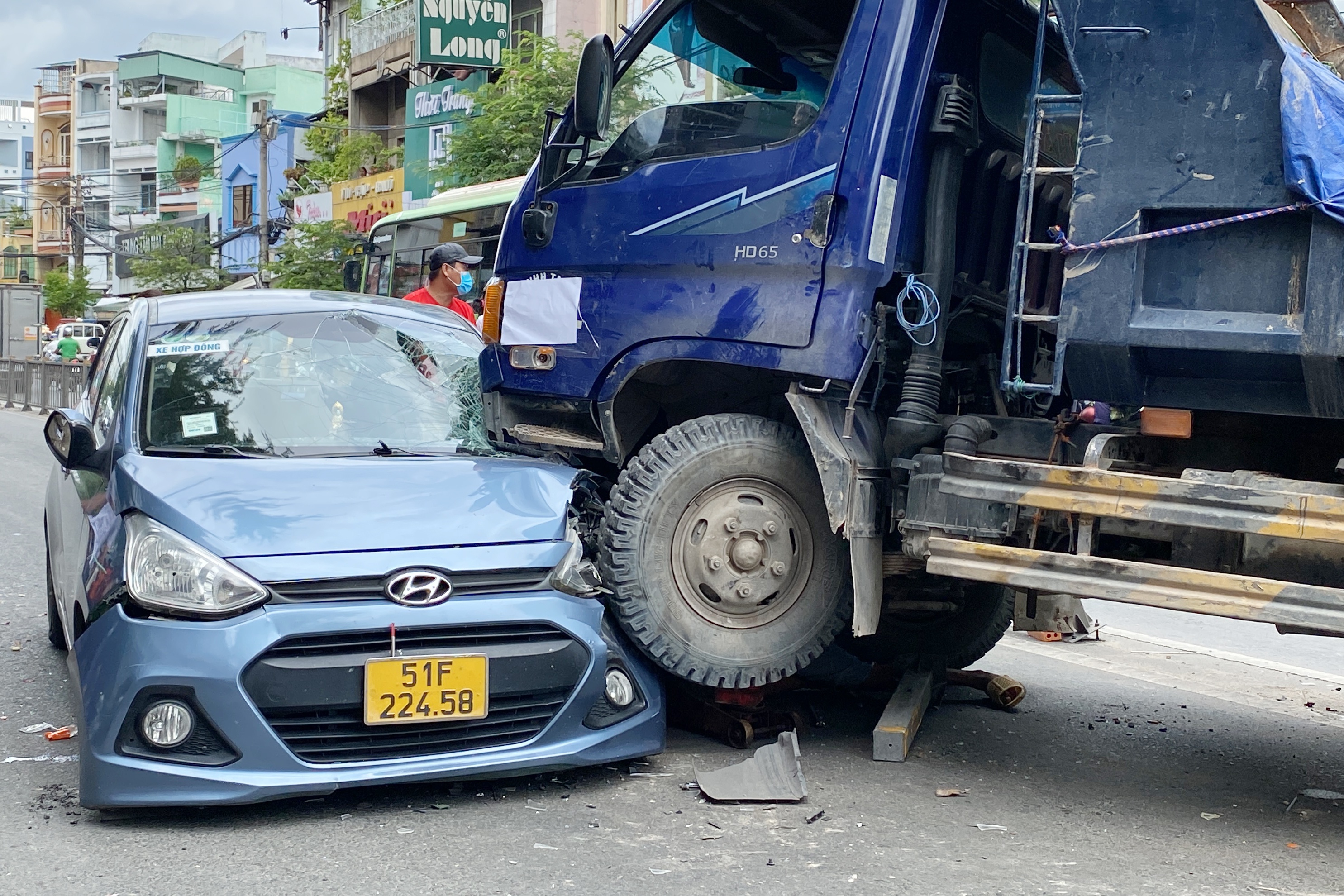 Xe ben huc vang dai phan cach, tong nat dau oto o TP.HCM hinh anh