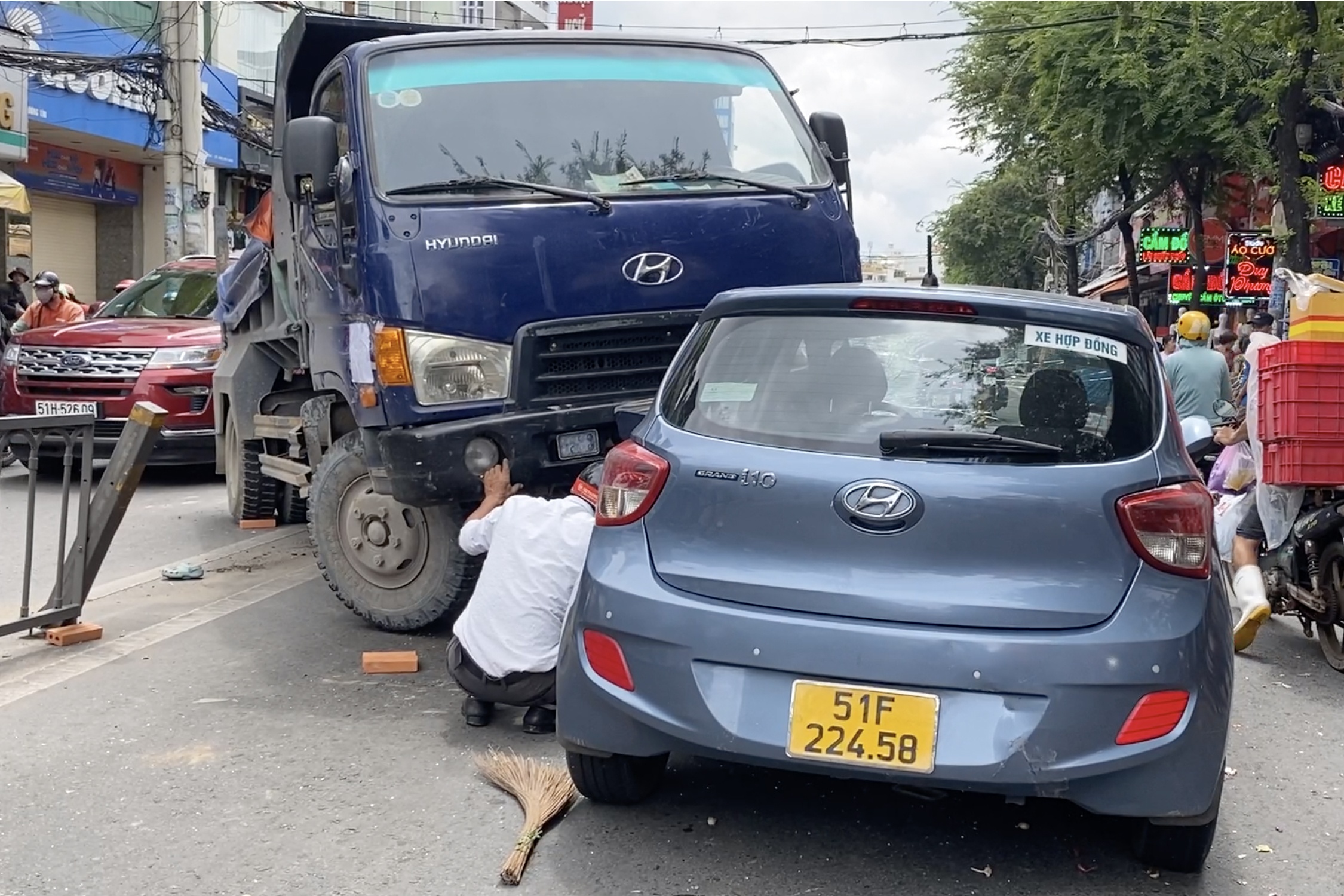 Canh sat phong toa duong de xu ly tai nan giua 2 oto o TP.HCM hinh anh