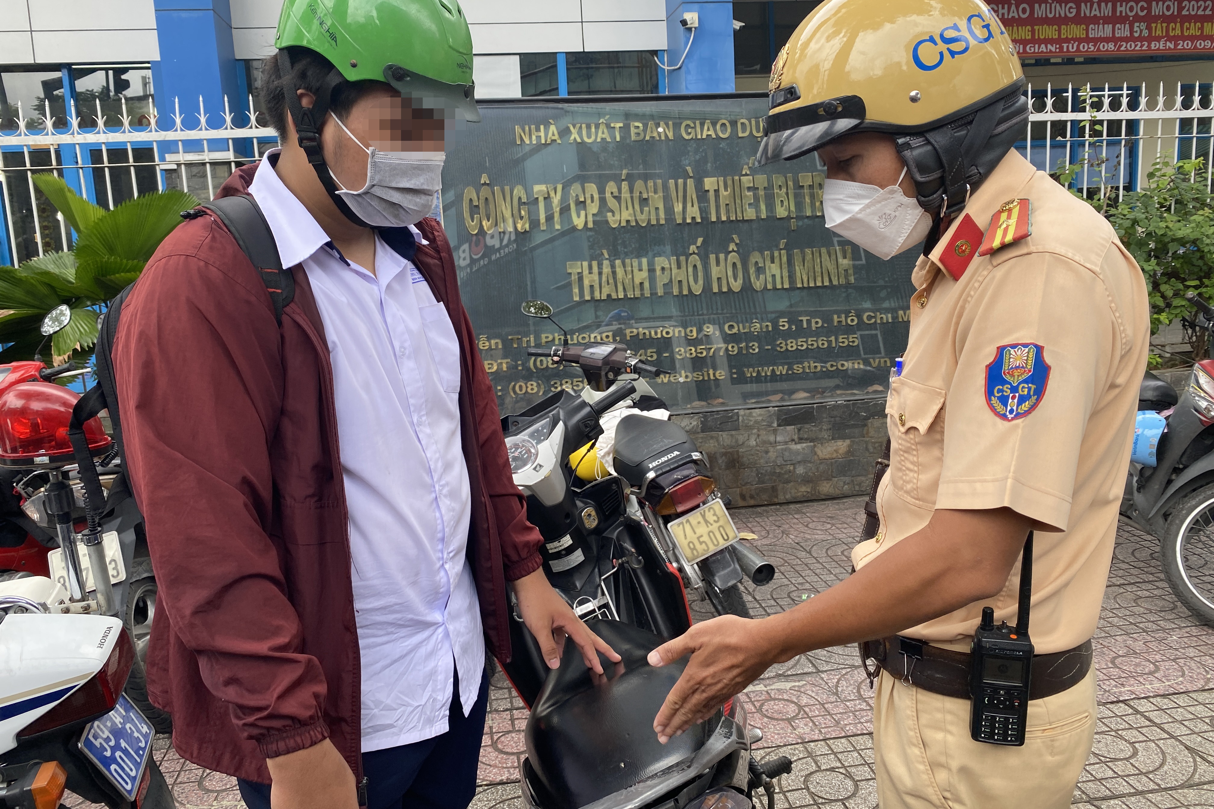 hoc sinh lai xe anh 2