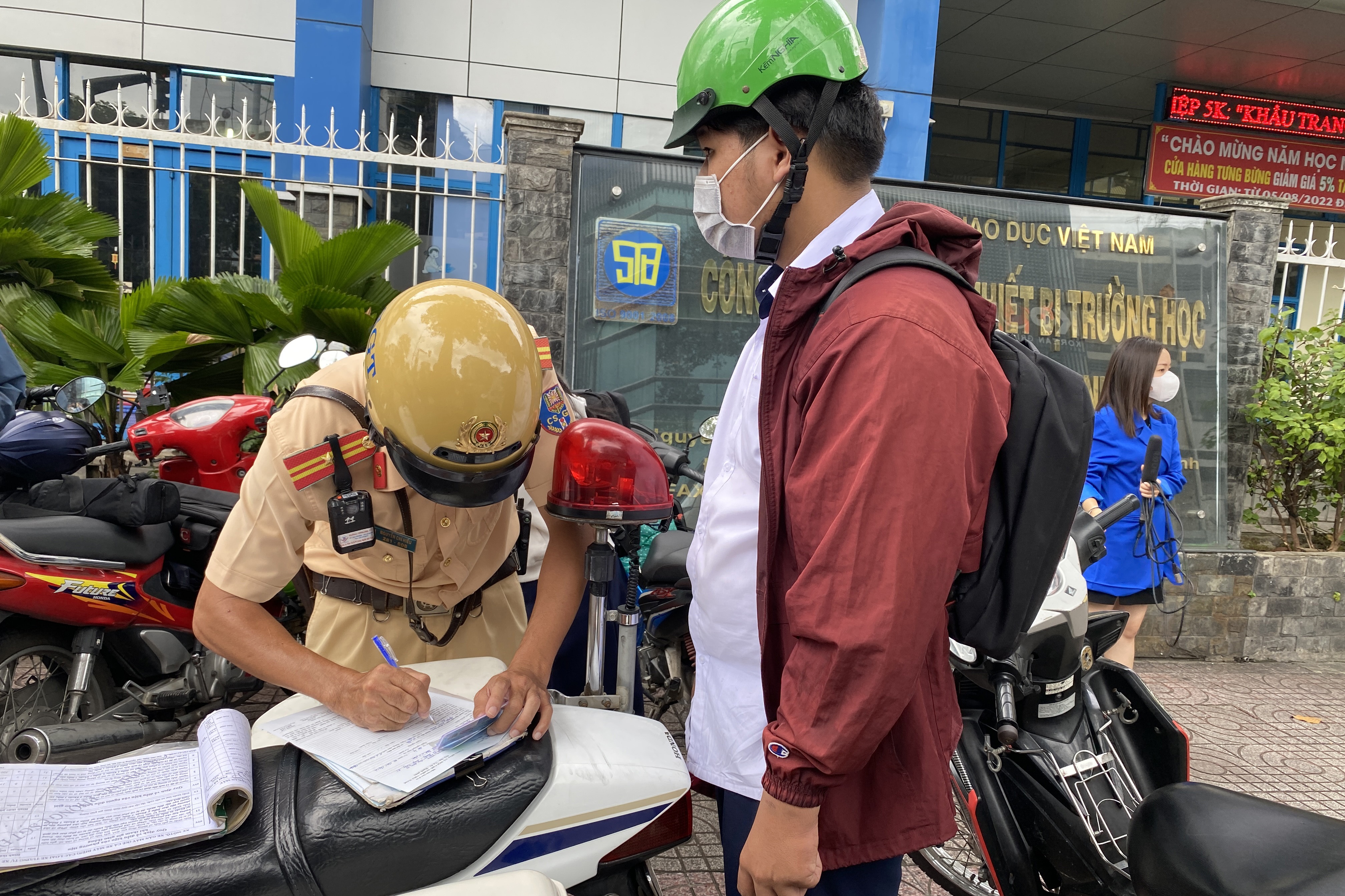 Nhieu hoc sinh o TP.HCM bi xu phat vi lai xe may tren 50  phan khoi hinh anh