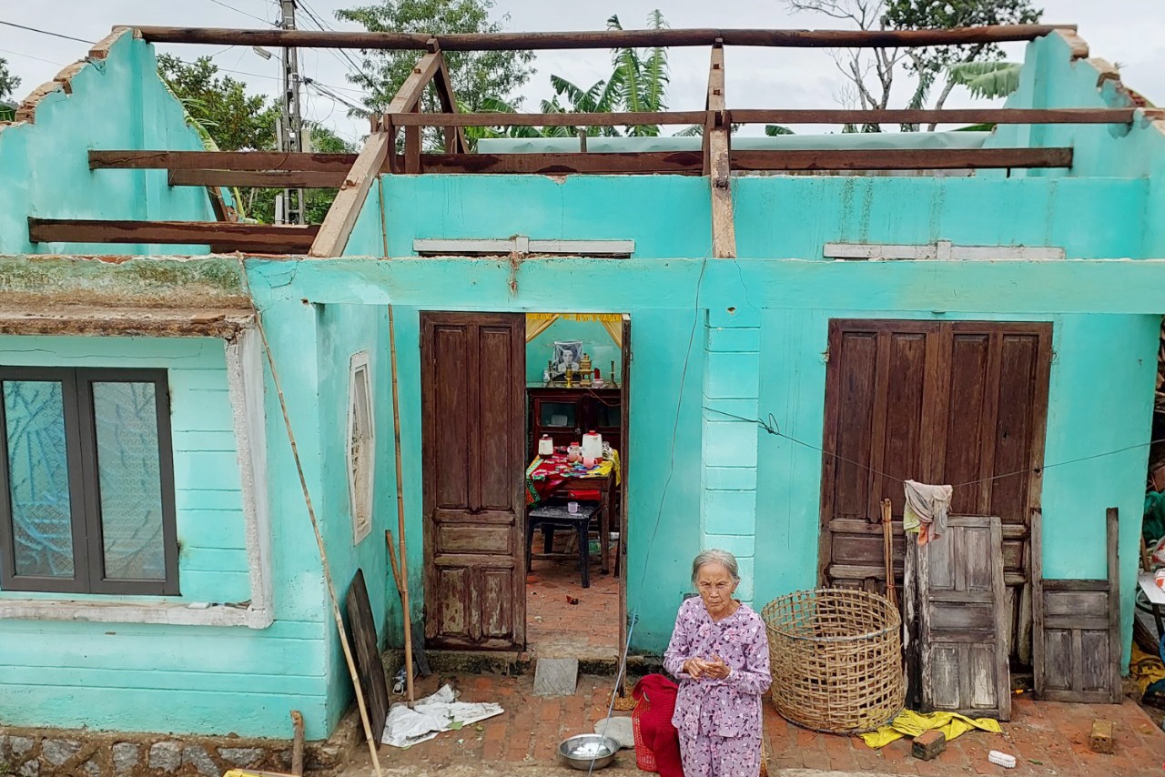 Quyet giu tai san, dan om tivi chay vao nha ve sinh tru bao Noru hinh anh