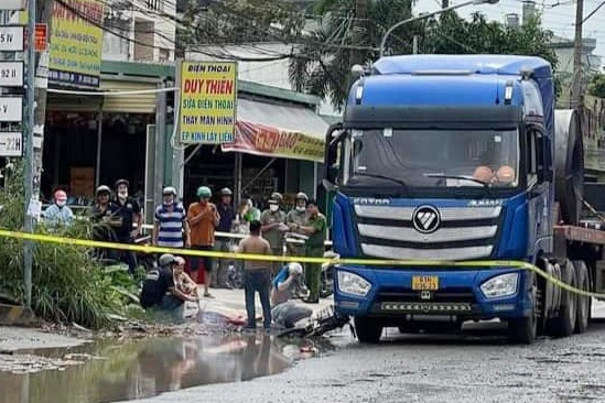 Be gai 7 tuoi bi xe container can tu vong tren duong di hoc ve hinh anh