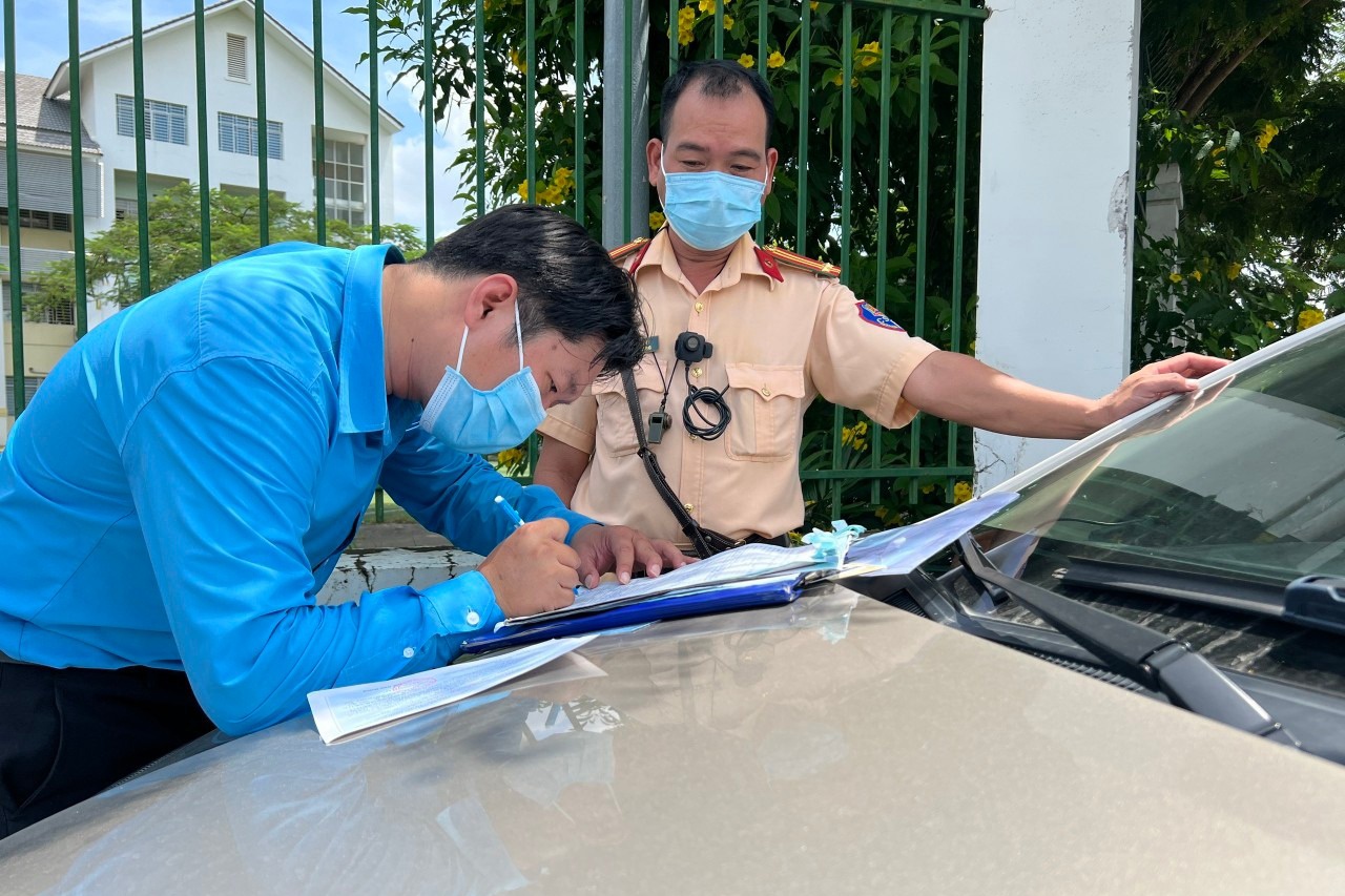 Day lai xe trong khu dan cu, hai giao vien bi CSGT xu phat hinh anh