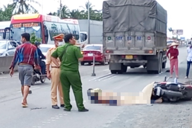 Nguoi phu nu thiet mang sau cu va cham xe tai tren quoc lo 1 hinh anh