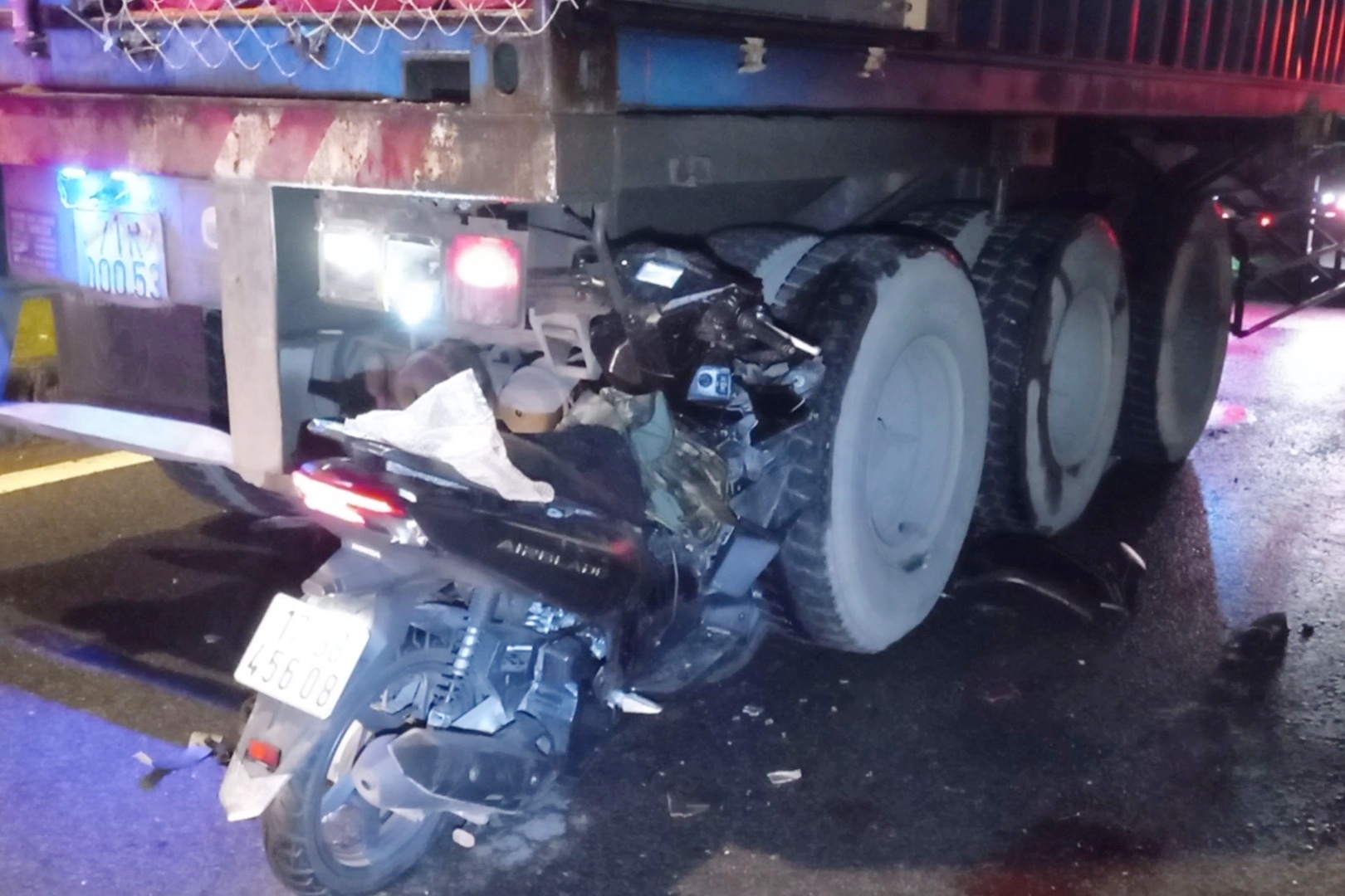 Tong vao duoi xe container dang dung den do, mot nguoi chet hinh anh