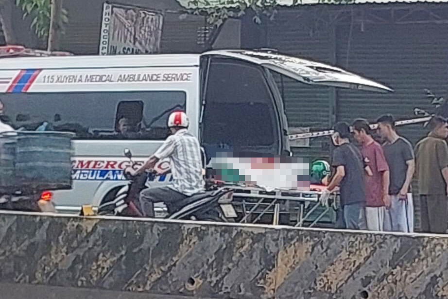 Tai xe xe om tu vong khi dang cho khach tren quoc lo hinh anh