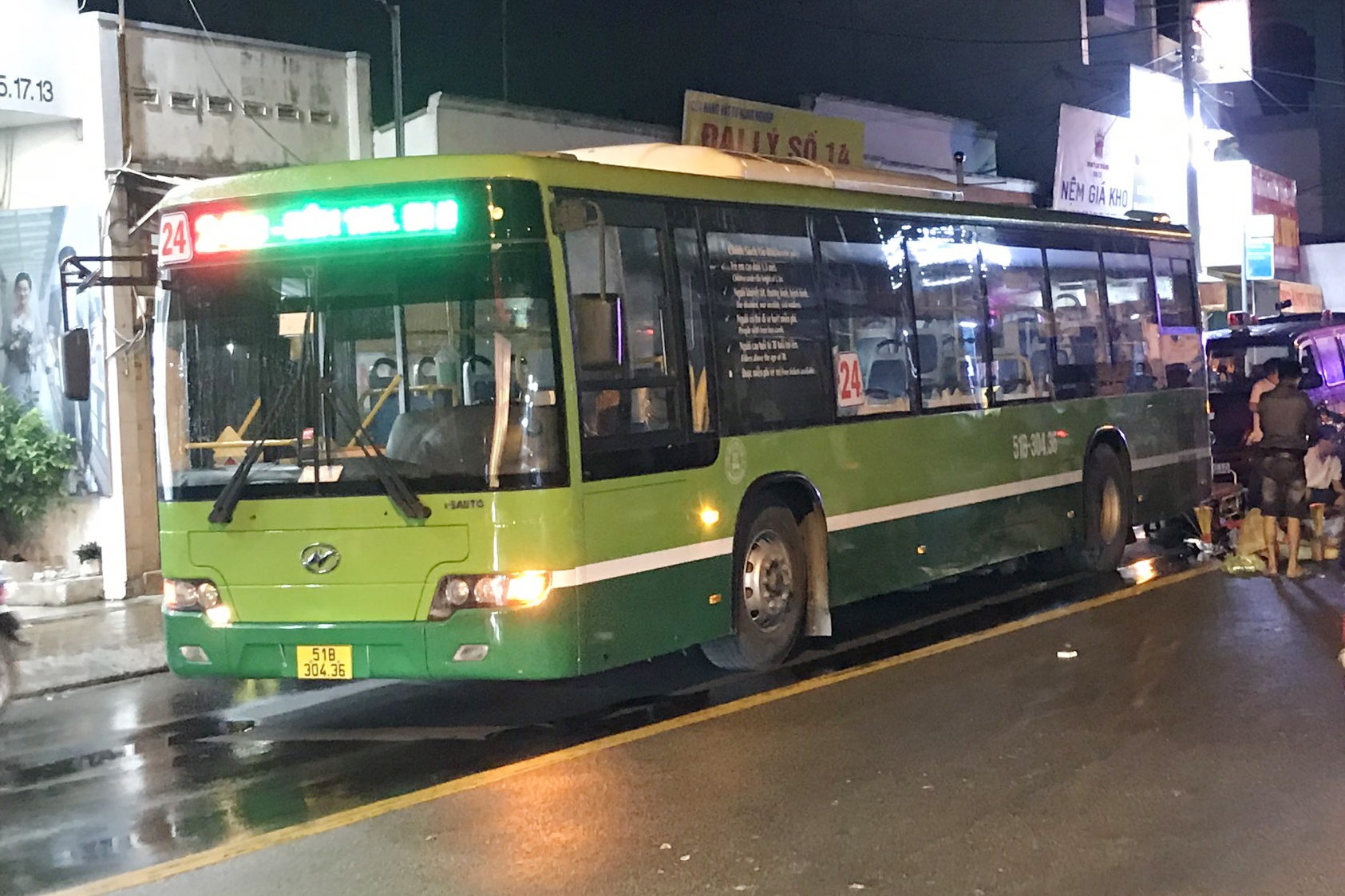 Nam thanh nien bi xe buyt can tu vong o TP.HCM hinh anh