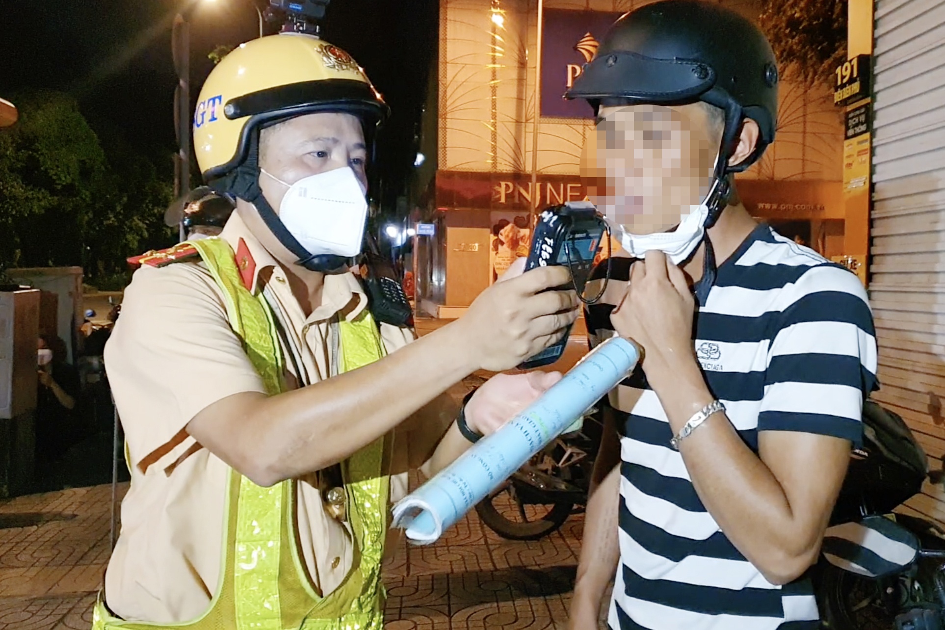 Uong 2 lon bia, tai xe bi phat 7 trieu dong hinh anh