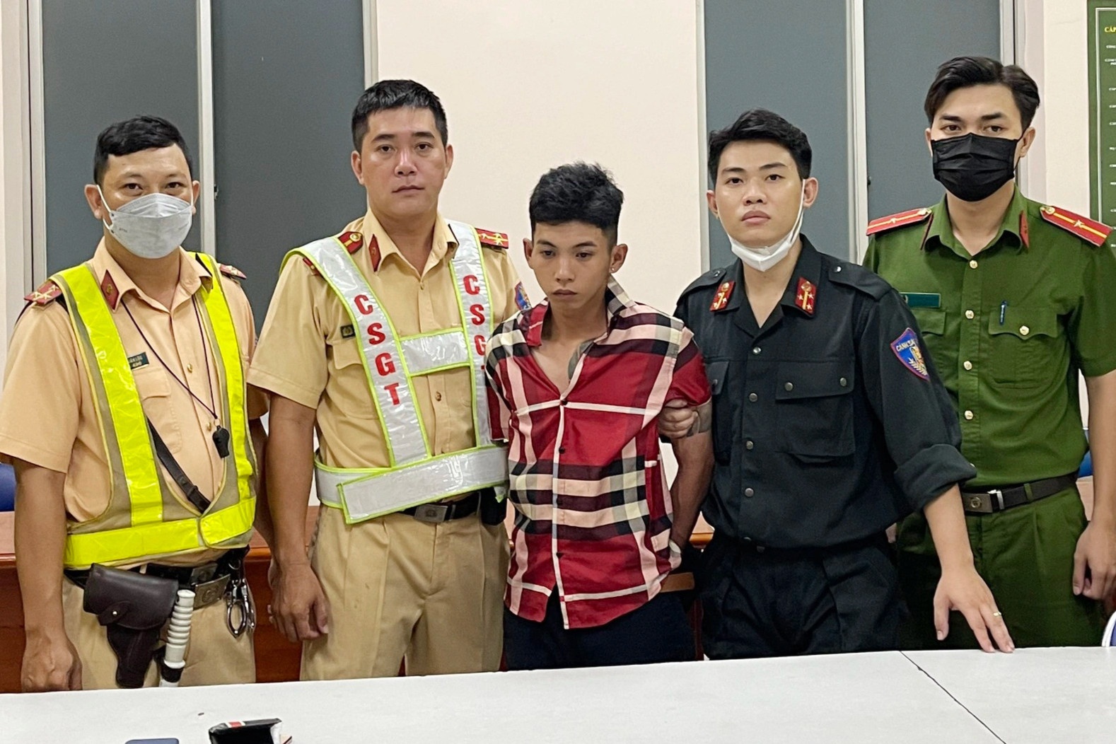 CSGT lan theo dinh vi bat ten cuop dien thoai o trung tam TP.HCM hinh anh