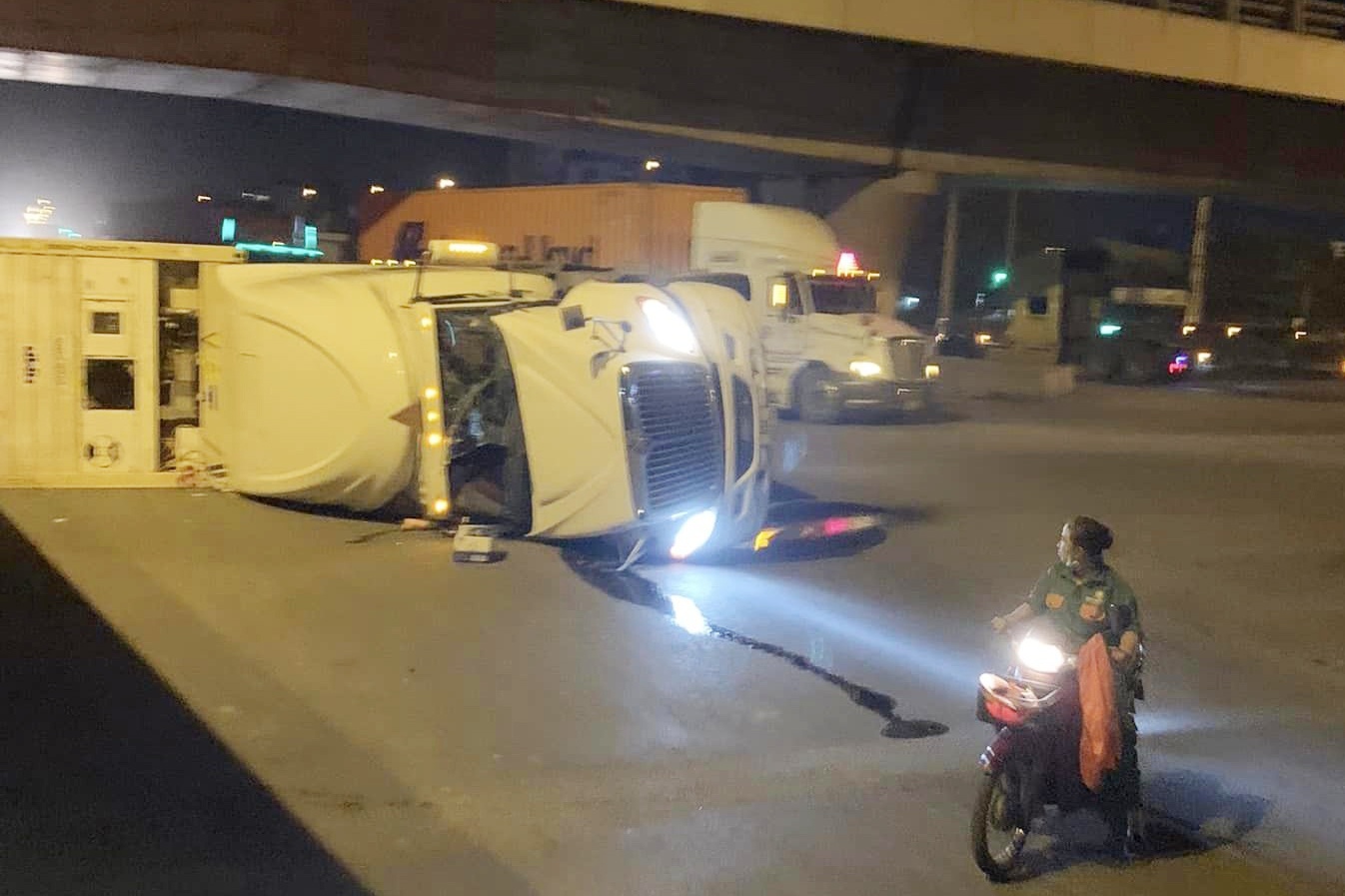 Xe container lat ngang tai cua ngo cang Cat Lai hinh anh