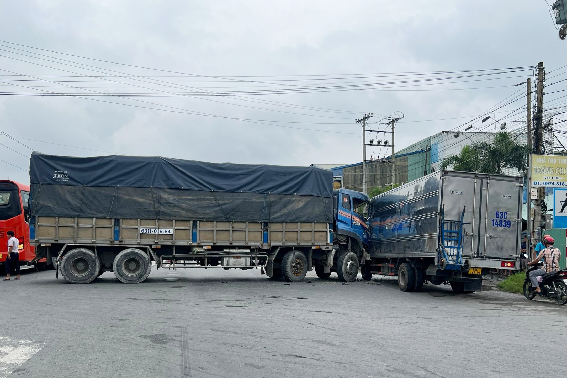 Hai xe tai chan ngang quoc lo 1 sau tai nan hinh anh