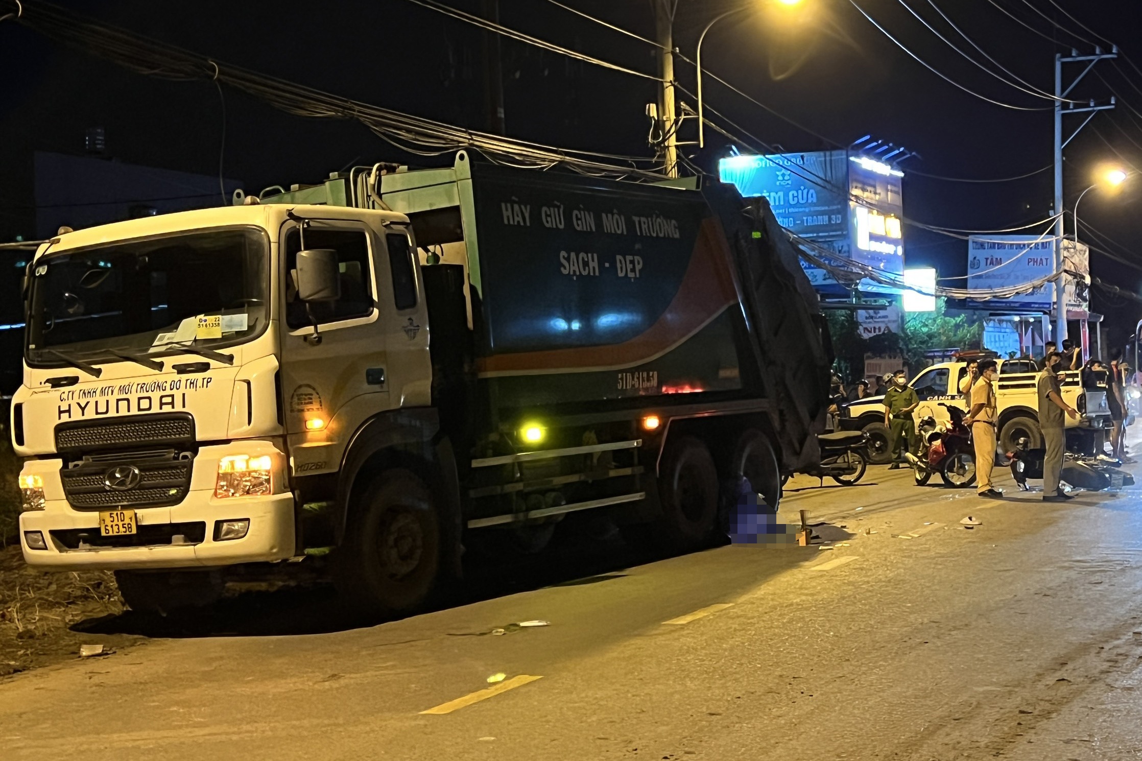 Thanh nien 20 tuoi bi xe cho rac can tu vong o TP.HCM hinh anh