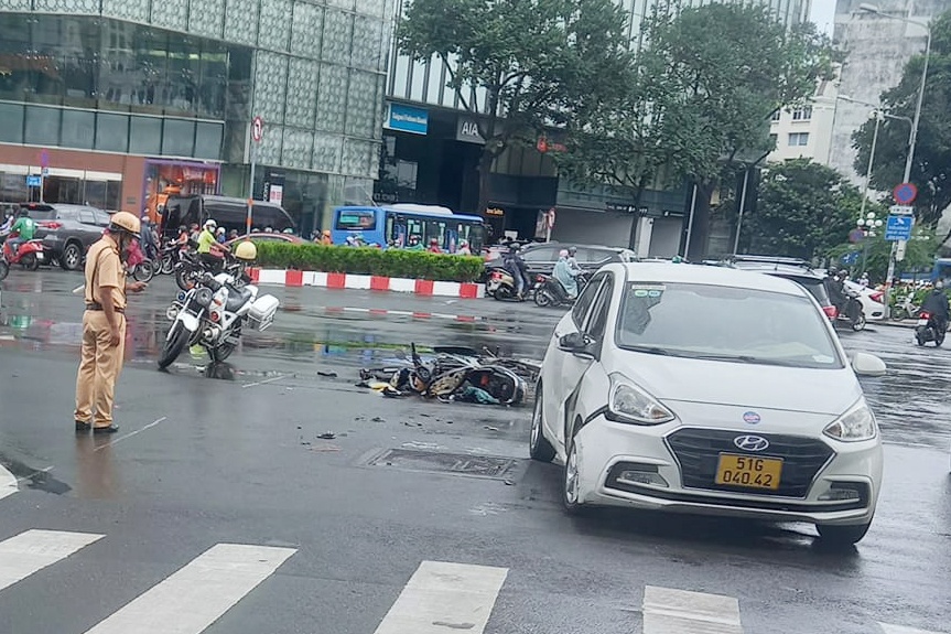 Xe may vo nat sau cu va cham voi oto o trung tam TP.HCM hinh anh