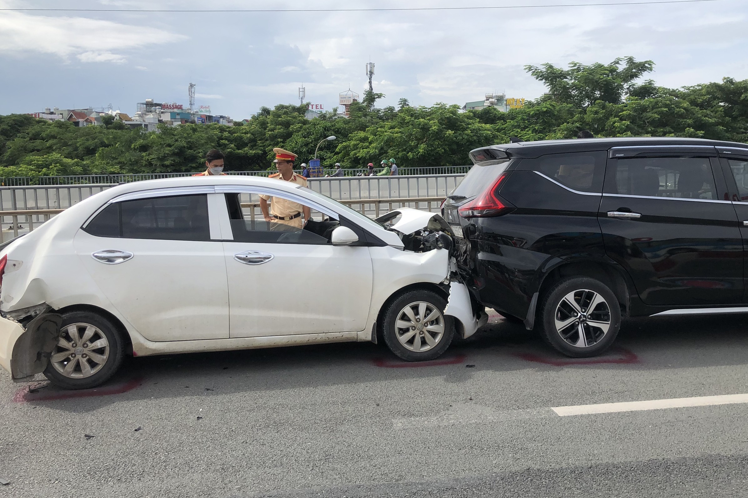 5 oto tong lien hoan tren cau Sai Gon, xa lo Ha Noi un tac hon 2 km hinh anh