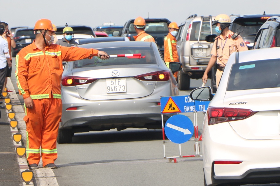 Hien truong 5 oto tong lien hoan khien cau Sai Gon ket cung hinh anh