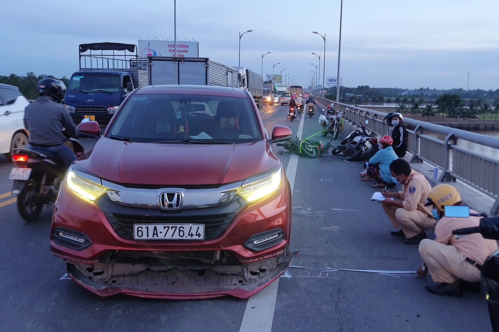 Duong qua cau Rach Mieu un tac 4 km sau tai nan giua 3 phuong tien hinh anh