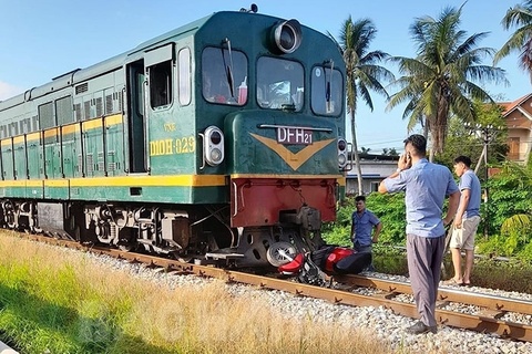 Bang ngang duong sat, nguoi dan ong bi tau lua can tu vong hinh anh