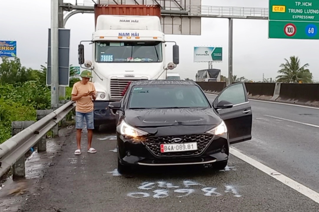 3 oto tong lien hoan tren cao toc TP.HCM - Trung Luong hinh anh