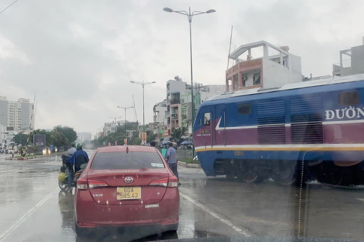 Nhan vien ly giai viec khong dong gac chan khien tau dung khan cap hinh anh