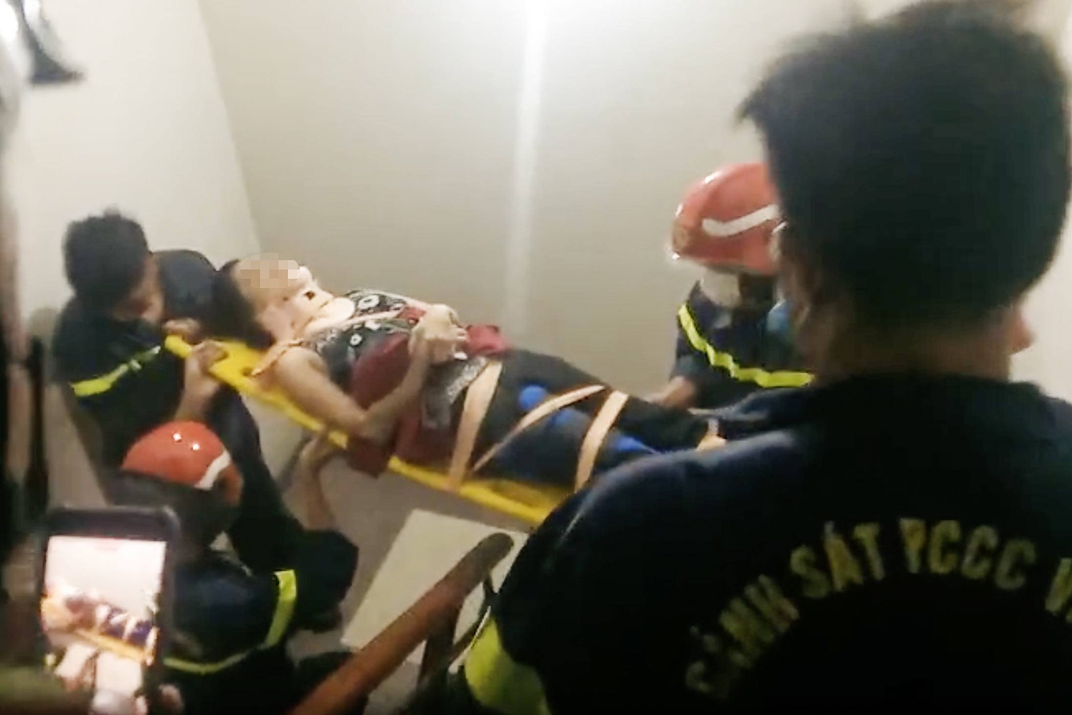 Nguoi phu nu o TP.HCM roi tu tang 3 xuong ban cong tang 1 hinh anh