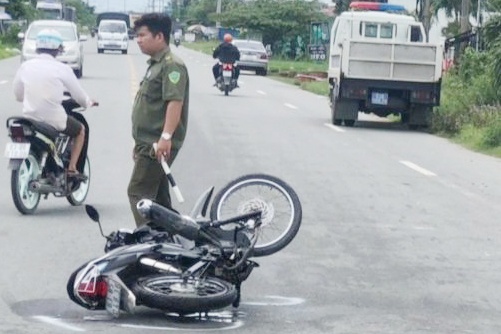 Nguoi phu nu bi xe cho rac can tu vong tren quoc lo hinh anh