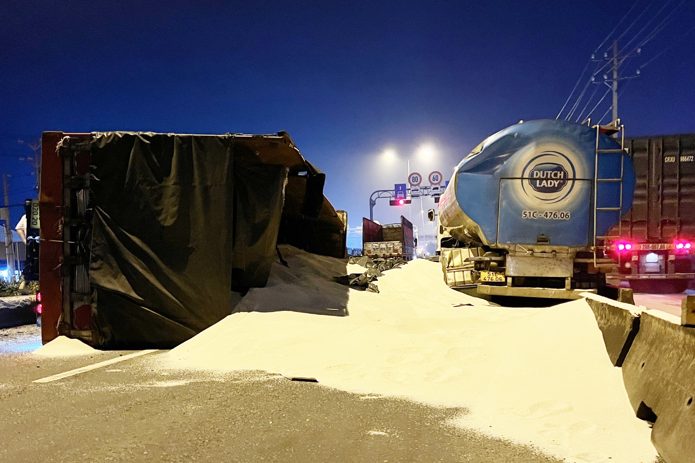 Xe tai lat tren quoc lo, 40 tan gao tran xuong duong hinh anh