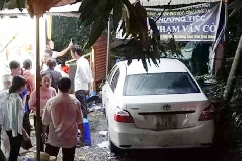 Oto tong vao dam tang, nhieu nguoi bi thuong hinh anh