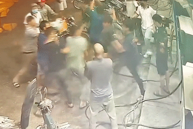 Hanh hung nhan vien cay xang vi khong duoc mua day can 5 lit hinh anh