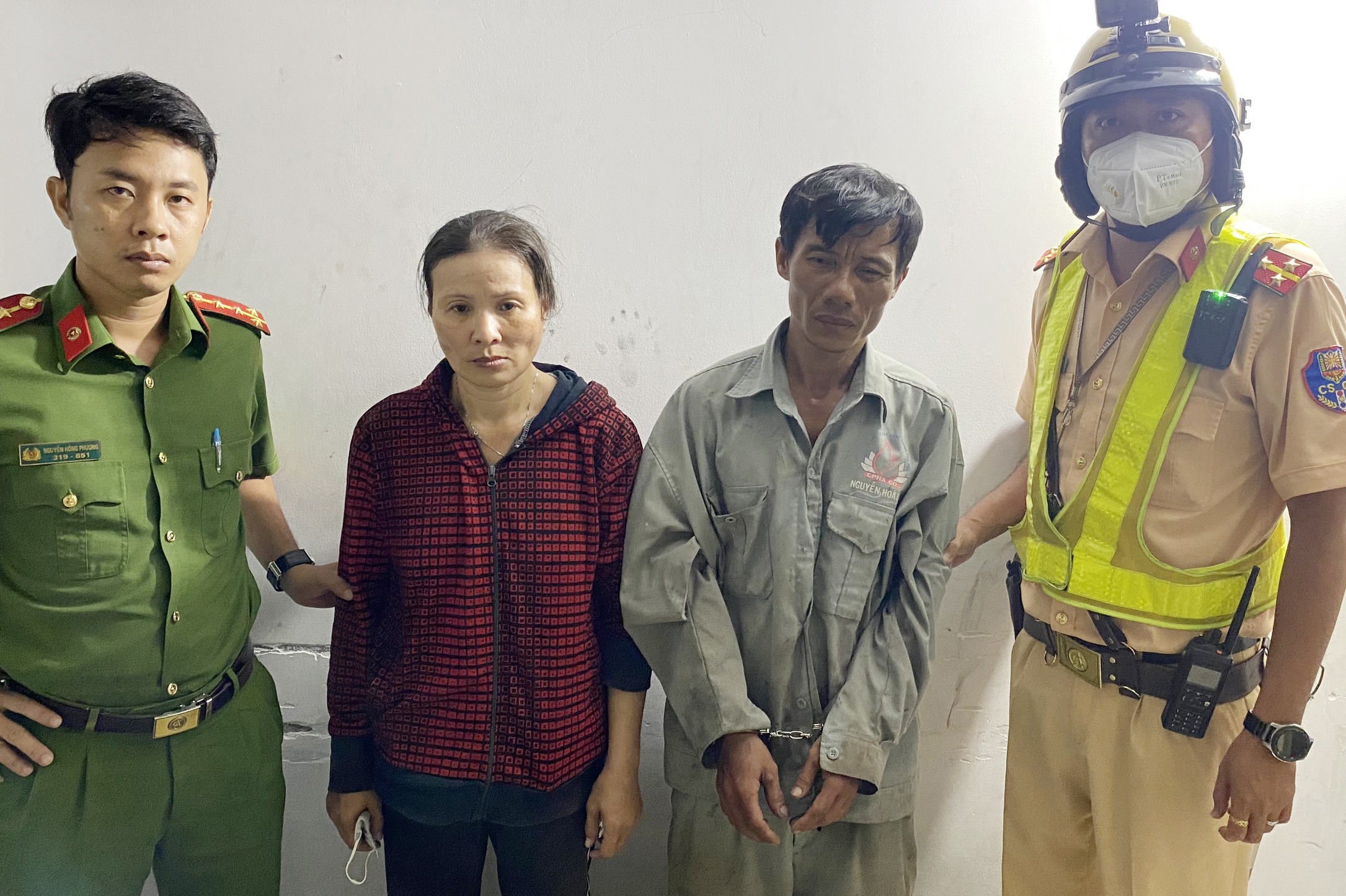 Bat giu 2 ten trom nap cong thoat nuoc o trung tam TP.HCM hinh anh