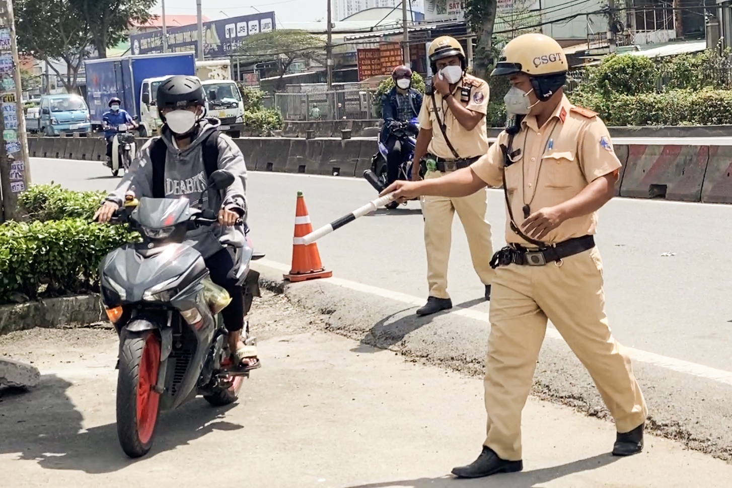 CSGT chan nhieu tai xe chay qua toc do tren quoc lo 1 hinh anh