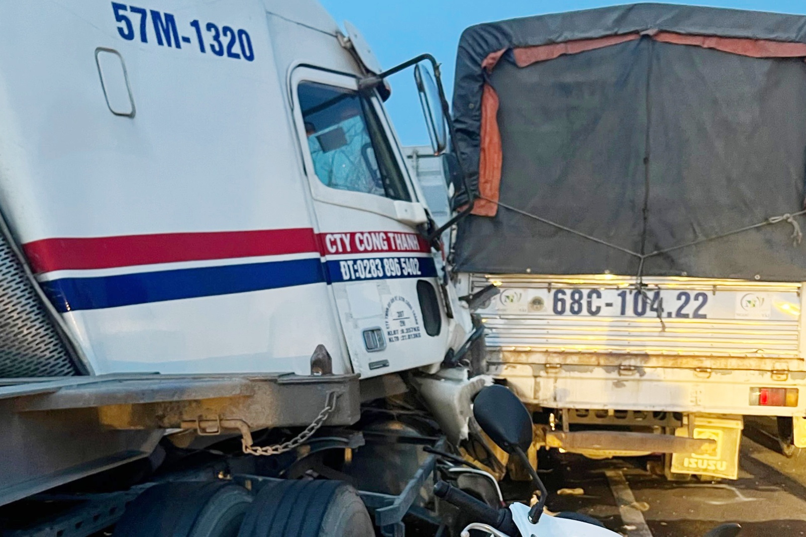 Xe tai kep giua 2 xe dau keo tren cao toc Trung Luong, tai xe tu vong hinh anh